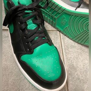 Air Jordan 1 Low Black and Green Sneakers. Excellent condition.